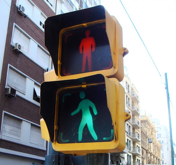 Paso de peatones regulado por semáforo